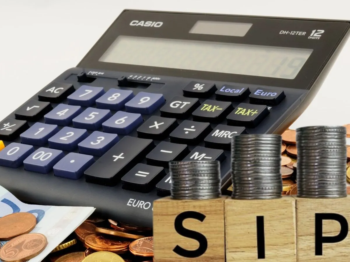 SIP Calculator: कैसे काम करता है सिप कैलकुलेटर? निवेश से पहले समझे पूरा गणित – what is sip calculator and how does it work check complete guide how to use sip calculato