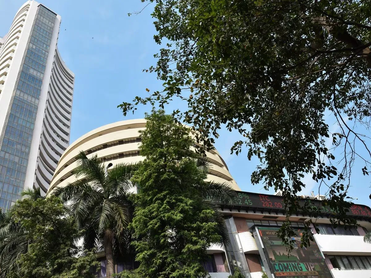 Closing Bell: RIL में तगड़ी खरीदारी ने बाजार में भरा जोश, सेंसेक्स 1006 अंक भागा; निफ्टी 24,328 पर बंद – stock market today sensex nifty may open high