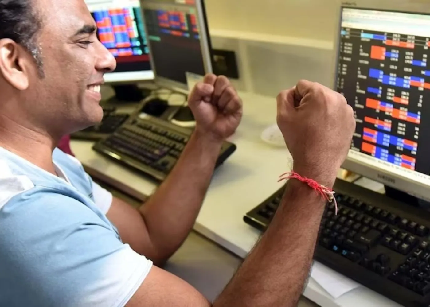 Stock Market: बाजार में तेजी की 3 बड़ी वजहें, जानिए निवेशकों ने बैंक; फाइनेंशियल स्टॉक्स में क्यों की ताबड़तोड़ खरीदारी – sensex bounced 1500 points nifty crosses 23800 level why did the stock market rise on 17 april