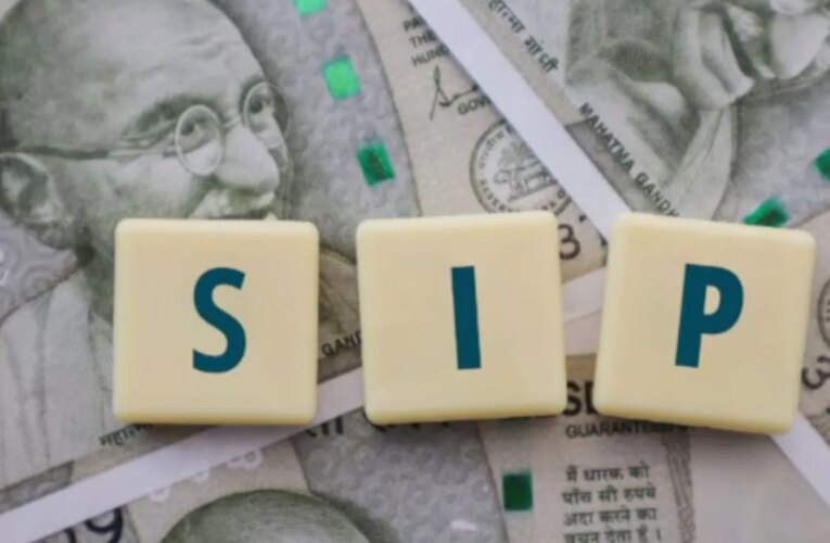 मार्च में इक्विटी फंड निवेश घटा, फिर भी SIP ने बनाए रखी मजबूती – equity fund investment decreased in march yet sip maintains strength